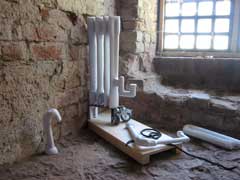 Скульптура «Батарея», автор Doris Bengtsson, материал мрамор.