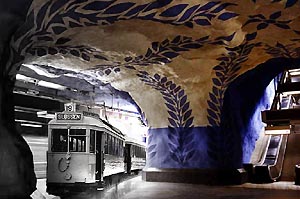 Слева: Устаревший Шведский железнодорожный состав. На фоне: Станции метро T-centralen. 3-й подземный уровень.