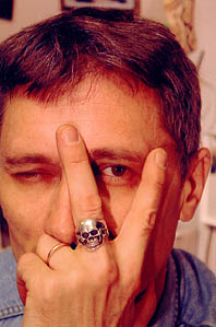 Диканский проработал всю жизнь в качестве Диканского, человека, который меняет между 3 масками. Все маски с улыбками - маски радости. Наиболее радостная выбирается на сегодня.