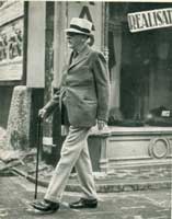 Почти полностью ослепший Мунте на прогулке