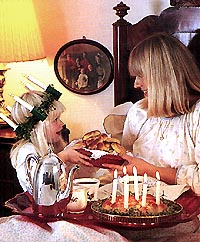 Девочка приносит угощение маме на праздник Святой Люсии