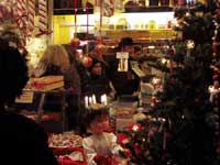 Зашли в кондитерскую, а Санька сфотографировал нас с улицы