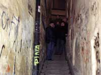 А здесь мы все столпились на самой узкой «улице» Стокгольма.