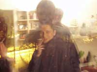 А вот такой интересный эффект получился, когда Санька фотографировал через окно: надо мной нависает «призрак мужа», борясь с моей пагубной привычкой к курению.