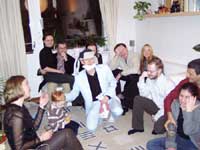 Народ ублажает Женькину старость. Фото Саньки