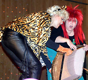 Кикимора и Тигра открывают найденный сундук