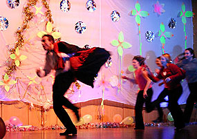 Злой Волшебник неизбежно догоняемый Добрыми Помочниками.