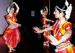 Индийский танец в исполнении Bita Sehat и Anita Sehat, хореограф Ulrika Larsen