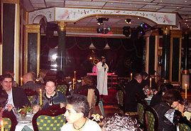 Часто выходят из-за стола, чтобы подарить артистам цветы.